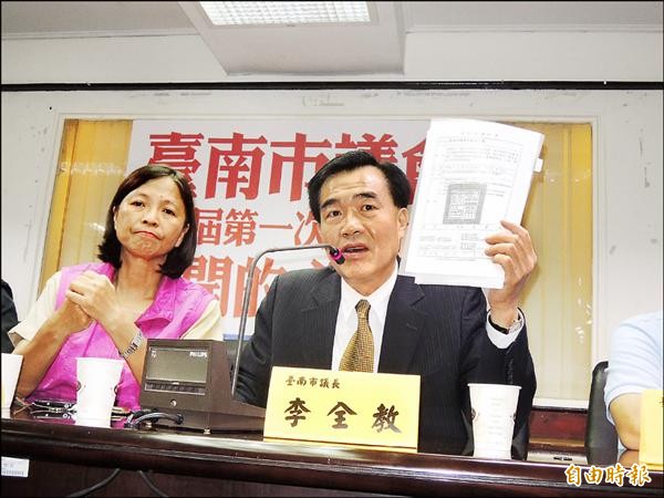 李全教昨出示監察院及行政院的函文，指南市議會應依法召開會議。（記者蔡文居攝）