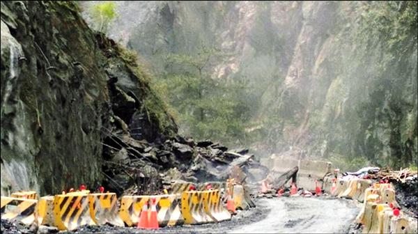 不堪日前連續豪大雨沖刷，南橫台廿線一八三公里明隧道工區路段昨坍方，關山工務段封路搶通。（記者陳賢義翻攝）