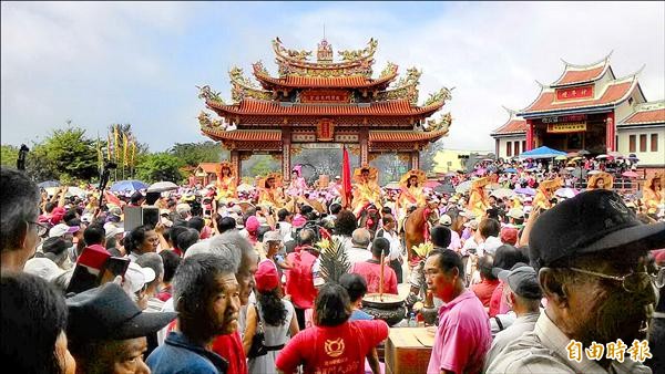 西港香請媽祖，鹿耳門天后宮廣場擠滿看熱鬧的人潮。（記者蔡文居攝）