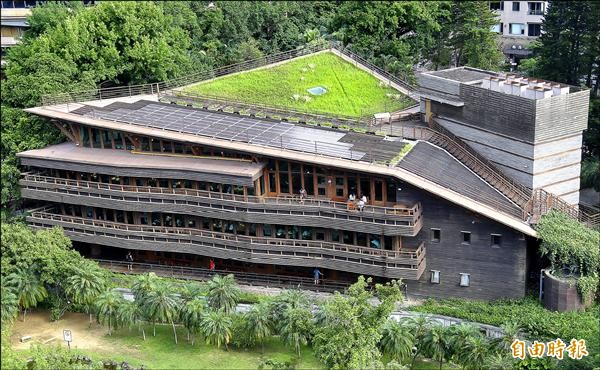 台北市立圖書館北投分館獲選世界十大最酷綠建築之一。（記者朱沛雄攝）