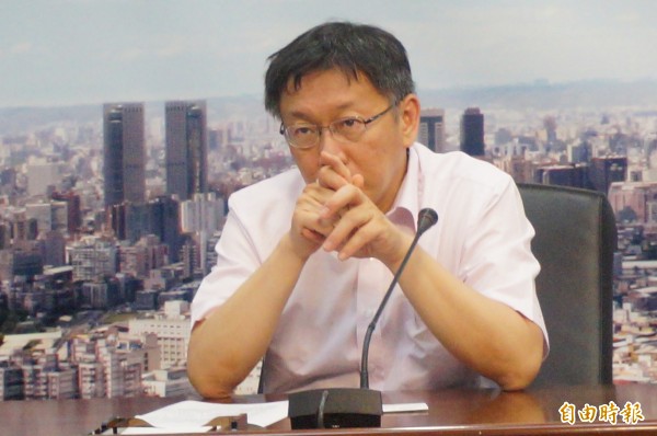 針對割喉案，台北市長柯文哲深夜召開專案會議後記者會，臉色沉重。（記者涂鉅旻攝）