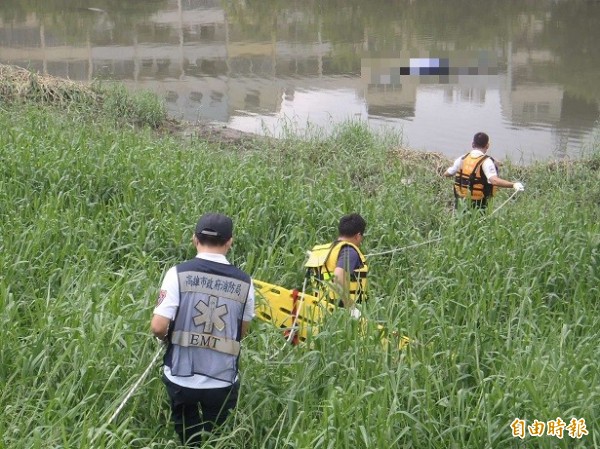 高雄都會公園後勁溪今天上午驚見一具男浮屍。（記者蘇福男翻攝）