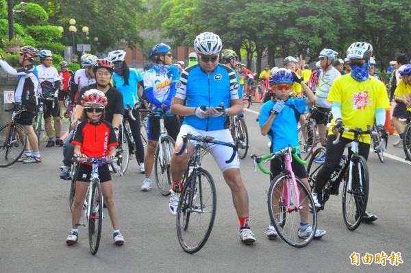 本次單車成年禮9歲的黃宥羚（左）雖然是最年幼的小騎士，卻跟著爸爸（中）和十歲哥哥黃睿穠（右）報名90公里的挑戰組。（記者王駿杰攝）