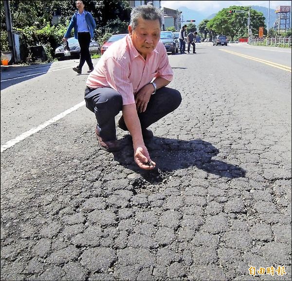 埔里鎮重要外環道南安路，雨後嚴重龜裂又有坑洞，民眾痛批難道把「棋盤石」奇景搬上道路？（記者佟振國攝）