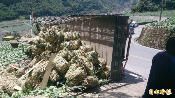 1輛滿載高麗菜的15噸重大貨車，行經宜蘭縣大同鄉台7甲線26公里處時不慎翻覆。（記者王揚宇翻攝）