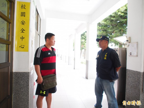 台東縣警局少年隊今天上午到台東高商，進一步了解學校校園安全維護情況。（記者王秀亭攝）