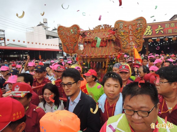 六房媽祖過爐神轎起轎時萬頭鑽動。（記者黃淑莉攝）