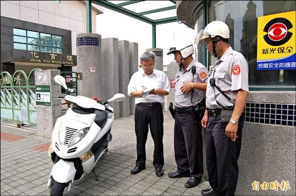 台南市警局通令基層員警加強巡護校安，新營巡邏警網昨在各校巡邏箱簽到時，連分局長張榮興（左）也到場簽到督勤。（記者楊金城攝）