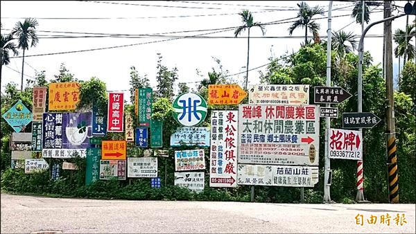 嘉義縣竹崎鄉166線道與自由路交叉口東北角的廣告、指標牌多到爆，共掛立33面。（記者余雪蘭攝）