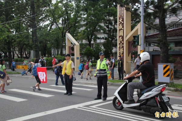 善化警分局人員一早前往校園巡邏、指揮交通，加強校園維安工作。（記者林孟婷攝）