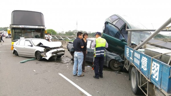 高屏大橋北上車道發生5部車撞一起，2人受到輕傷的交通事故（記者葉永騫翻攝）