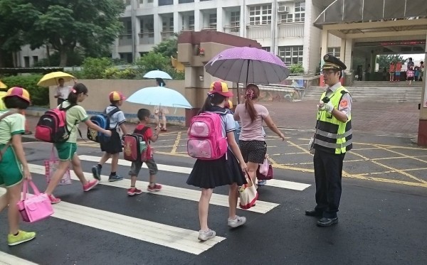 樹林分局派員到場護童。（記者余衡翻攝）