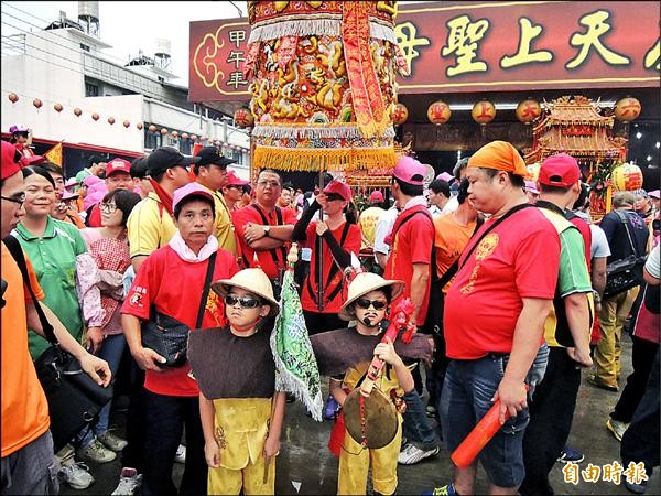 九歲小「報馬仔」有模有樣，吸引不少目光。（記者黃淑莉攝）