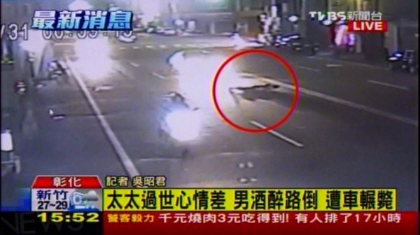 這名63歲的男子,疑因最後神智不清,跑到快車道後竟直接趴倒,結果不到數十秒的時間就遭行經的車輛輾斃。(圖擷自TVBS) 這名63歲的男子,疑因最後神智不清,跑到快車道後竟直接趴倒,結果不到數十秒的時間就遭行經的車輛輾斃。(圖擷自TVBS)
