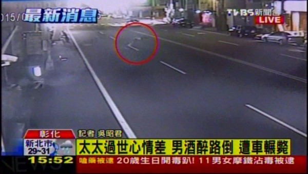 彰化一名63歲的男子,疑因酒醉後神智不清,在離家不到500公尺的路上,搖搖晃晃地跑到快車道上。(圖擷自TVBS) 彰化一名63歲的男子,疑因酒醉後神智不清,在離家不到500公尺的路上,搖搖晃晃地跑到快車道上。(圖擷自TVBS)