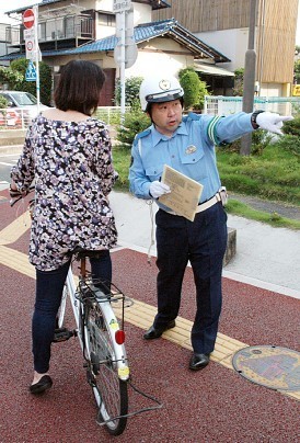 日本新修訂《道路交通法》，對自行車違規實施了講習制度。（圗擷取自每日新聞）