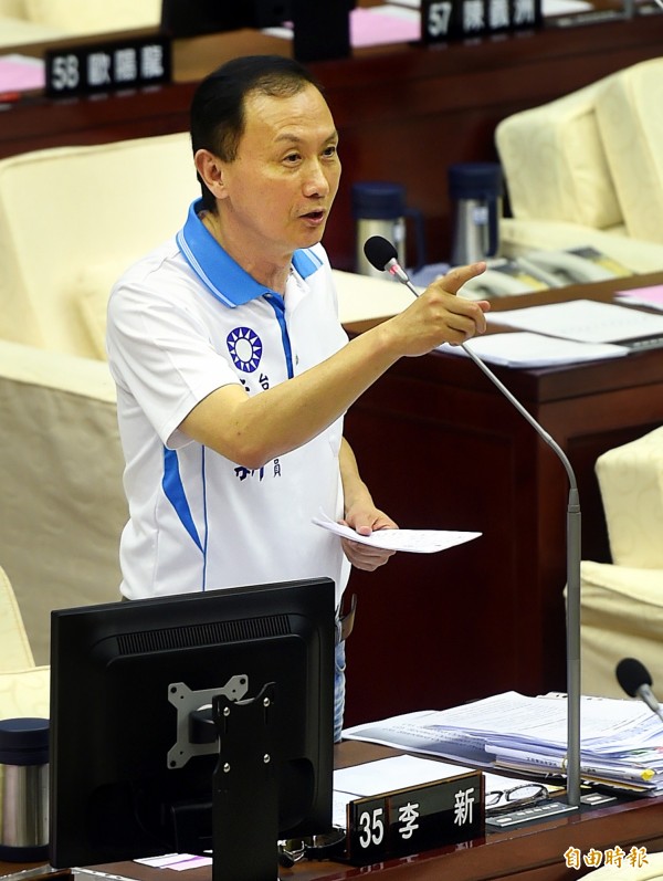 台北市議員李新今日在質詢時建議，應該讓警察進入校園。（記者方賓照攝）