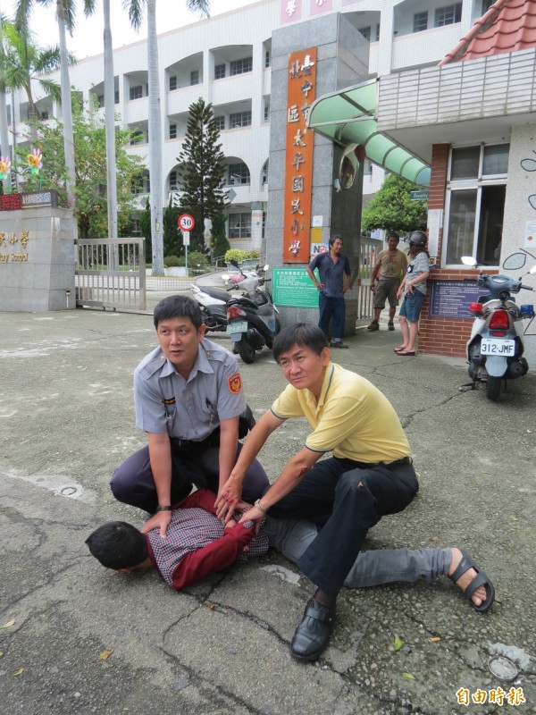 警力護校安，中市當場逮徘徊校門外逃逸外勞。（記者蘇孟娟攝）