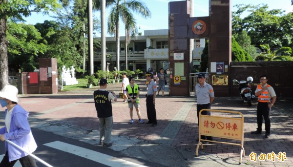 地處南市偏區的白河，警方護童不打折，分局長吳清飛一早就到白河國小校門口督勤。（記者王涵平攝）