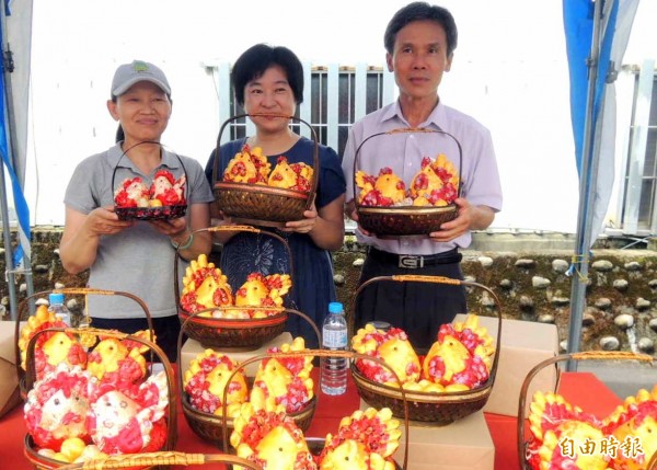 「茶香帶路雞」祝福意義依舊，還別具環保意義，十分特殊。（記者謝介裕攝）