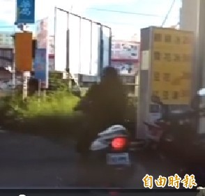 二林鎮出現一名「車窗姐」，專敲駕駛人車窗，以急需看病，街頭借錢。（記者顏宏駿攝）