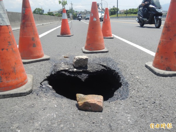 宜蘭市七張橋北上慢車道破個大洞，路過騎士要注意安全。（記者江志雄攝）