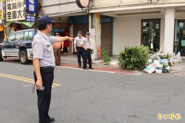 警方掃除路霸，還路於民。（記者詹士弘攝）　