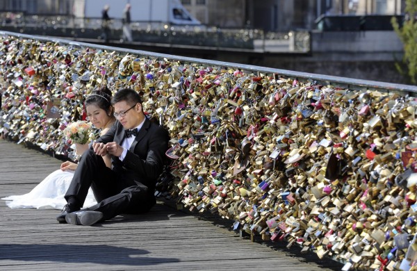 橋上原本掛滿象徵愛情忠貞的愛情鎖，是遊巴黎戀人的必訪之處。（美聯社）
