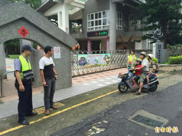 針對外界關注校園安危，內政部今表示，目前各縣市共有7457人次警力，到1963所學校執行校安維護勤務，近日也配合學校申請，進入校園內巡邏2712次。（資料照，記者張勳騰攝）