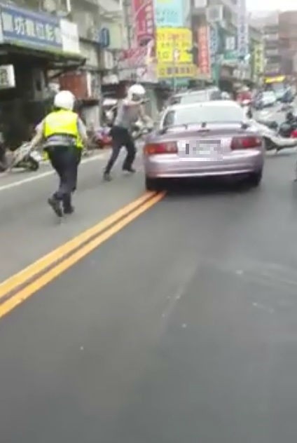 銀色小轎車拒絕警方攔檢，衝至對向車道企圖逃逸。（記者黃捷翻攝） 