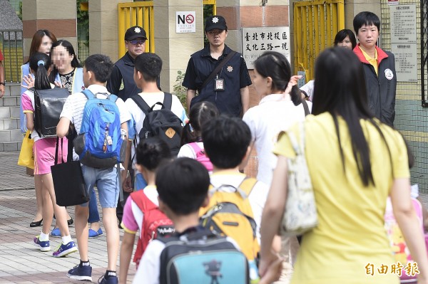 台北市國小發生割喉案，少年警察隊一大早就加派人力在門口巡視。（資料照，記者陳志曲攝）