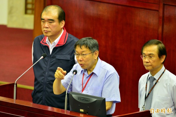 台北市議會今天（2日）進行台北市政總質詢，議員針對女童割喉案質詢台北市警察局長邱豐光（左）、台北長柯文哲（中）、台北市教育局長湯志民（右）等人。（記者王藝菘攝）