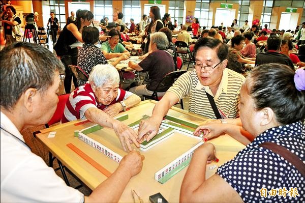 住在萬里北基社區、高齡九十二歲的方自隱老奶奶（白髮者），也報名參加麻將大賽。（記者何玉華攝）