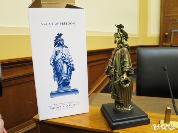 讓台灣永保自由美眾議員送小英自由雕像 政治 自由時報電子報