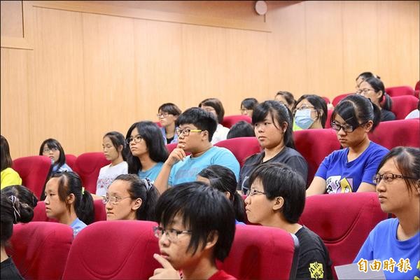 台南女中舉辦課綱微調說明會，近百名學生放棄午休參加。 （記者黃文鍠攝）