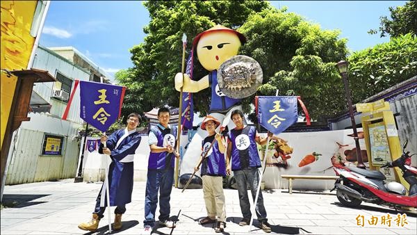 遊客可以穿著清兵服飾體驗實境解謎遊戲，周邊也有大型清兵裝置藝術相伴。（記者黃欣柏攝）