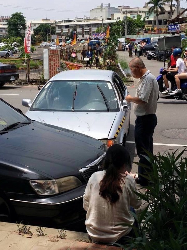 駕訓班教練車衝破圍籬撞凹路邊轎車 社會 自由時報電子報