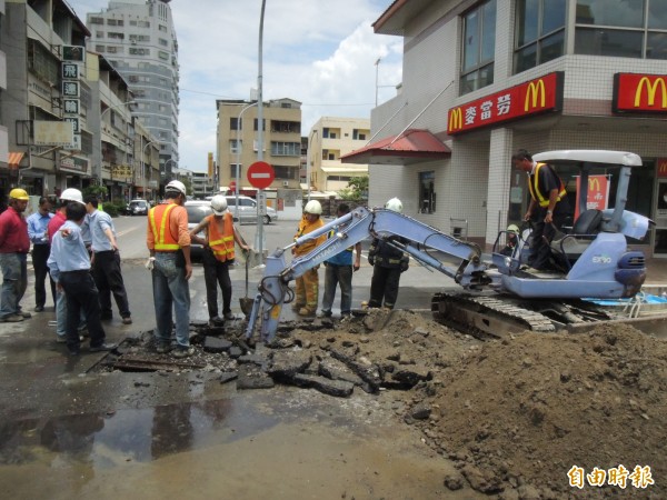 欣雲天然氣管線被挖斷，包括麥當勞等230戶用戶受影響。（記者黃淑莉攝）