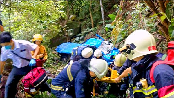 食品行送貨員昨天上午在陽明山區送貨時，疑車速過快，失控衝下山谷，傷重不治。（記者陳恩惠翻攝）