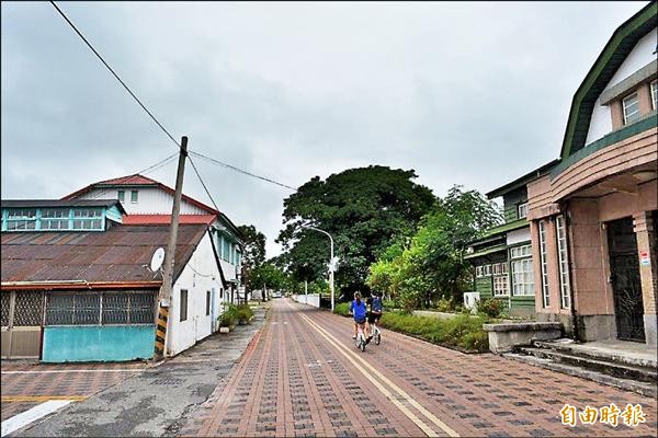 台東縣關山鎮火車站前日式建築「嘉賓旅社」，有機會在道路拓寬中獲得保存。（記者黃明堂攝）