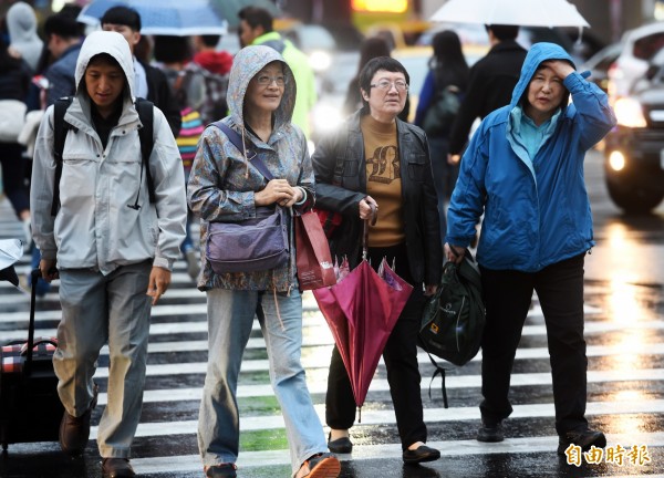 明天全台各地氣溫偏高，但仍有短暫雷陣雨，民眾除了做好防曬，雨具也請記得攜帶。（資料照，記者羅沛德攝）