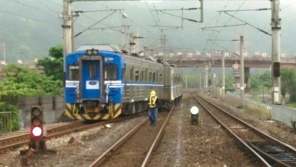 台鐵今日中午傳出行人入侵遭撞事故。圖非本次事故車輛。（資料照，記者黃立翔翻攝）