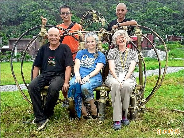 藝術家以基隆市鳥黑鳶為創作雛形作品「黑鳶展翅」，傳達對保育生態關心。（記者林欣漢攝）