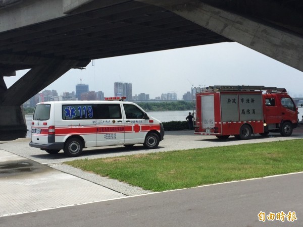 警消人員出動多輛人車前往搜救。（記者曾健銘攝）