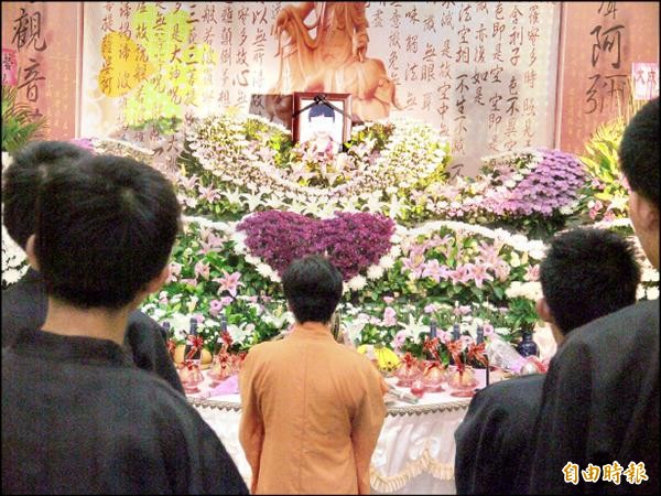 日前遭虐殺後焚屍的新竹縣邱姓國中女生，家屬昨天為她舉辦告別式。（記者蔡孟尚攝）