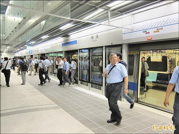 捷運板南線延伸段「頂埔站」昨天初勘，缺失不大，有機會在六月底通車。（記者何玉華攝）