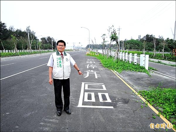 停靠區與「長明公司」站牌距離300尺，民眾搞不清要在哪裡搭車。（記者張軒哲攝）