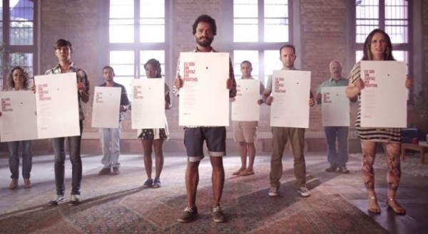 非營利組織策劃一個活動，將愛滋病患者的血放到海報上，張貼在巴西聖保羅的大街小巷，希望藉此讓民眾知道愛滋病患並不可怕，這滴血也不會讓人感染愛滋病。（圖擷取自YouTube）