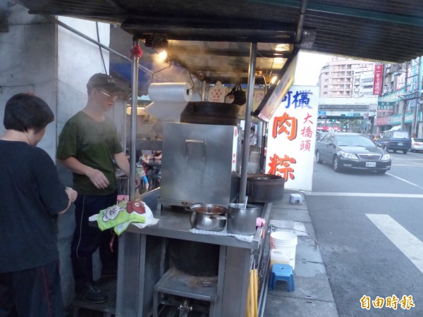 在地經營近五十七年的「 阿欉大橋頭」肉粽店，始終堅持古早味肉粽，內餡只包五花肉、鹹蛋黃和香菇。（記者蕭婷方攝）