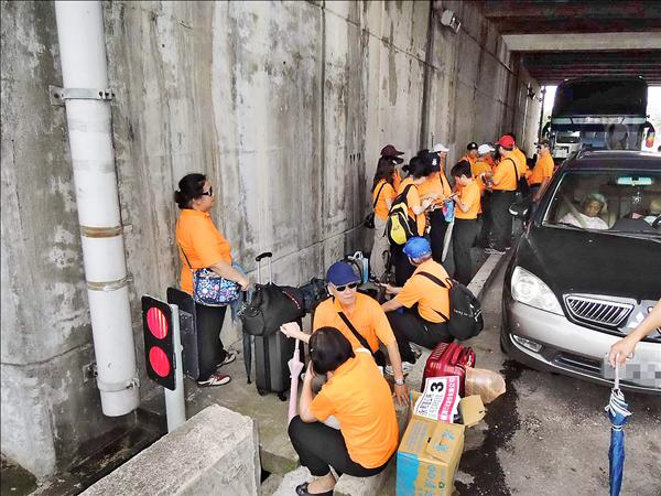 新北市永和區復興里巡守隊員出遊，整車被遊覽車司機趕下車，乘客在高速公路橋下，無奈等待。